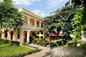 Anantara Hoi An bjuder på kolonial stil med en minutiöst skött trädgård och pool intill floden. 