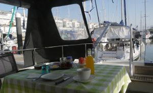 Frukost på båten.