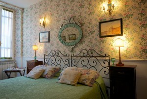 Sovrummen på det lilla hotellet Arco dei Tolemei domineras av antikviteter.