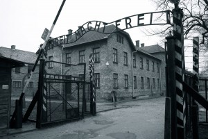 Tvärtemot vad skylten säger så gav arbete verkligen inte frihet i Auschwitz.