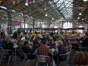 Belfastborna går gärna och äter på St. Georges Market.