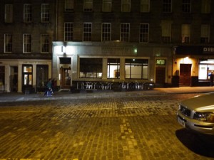 Bakom en här fasaden verkar en av Edinburghs stjärnkockar.
