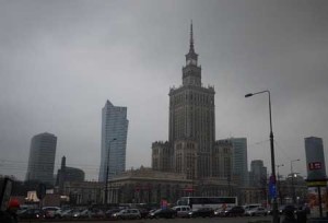 Palace of Culture and Science reser sig rätt hotande över Warszawa och det var säkert tanken när Stalin skänkte det.