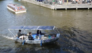 Elbåt med solceller.