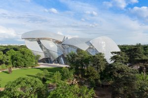 Frank Gehry har ritat det spektakulära museet Fondation Louis Vuitton i Paris.