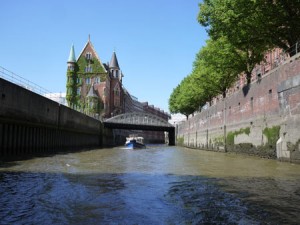 Kanalerna och de gamla magasinen vid Elbe är en del av nya Hafencity.