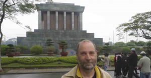 I marmorkolossen bakom mig vilar Ho Chi Minh.