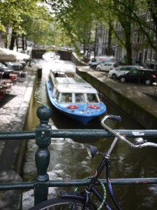 Hyrcykel vid kanal i Amsterdam.