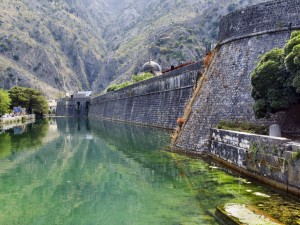 Befästningarna i Kotor har lång historia, men sitt nuvarande utseende fick de på 1400-talet.