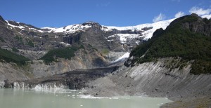 I mitten av bilden syns den svarta glaciären.