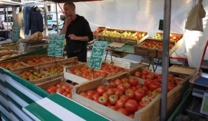Tomater i alla former direkt från odlaren finns på marknaden i Montparnasse.
