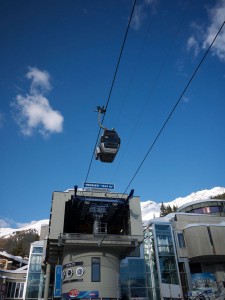 Här vid liftstationen Medran mitt i Verbier börjar de flesta färden upp på bergen runt Verbier.