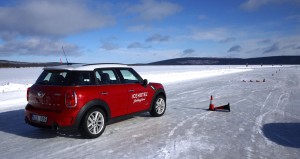 En fyrhjulsdriven Mini med antisladdsystem tar sig fram på ett imponerande sätt på isen.