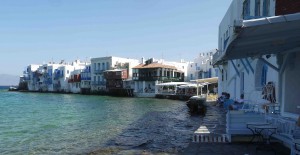 I havsbrynet i Mykonos stad ligger barer och restauranger tätt. 