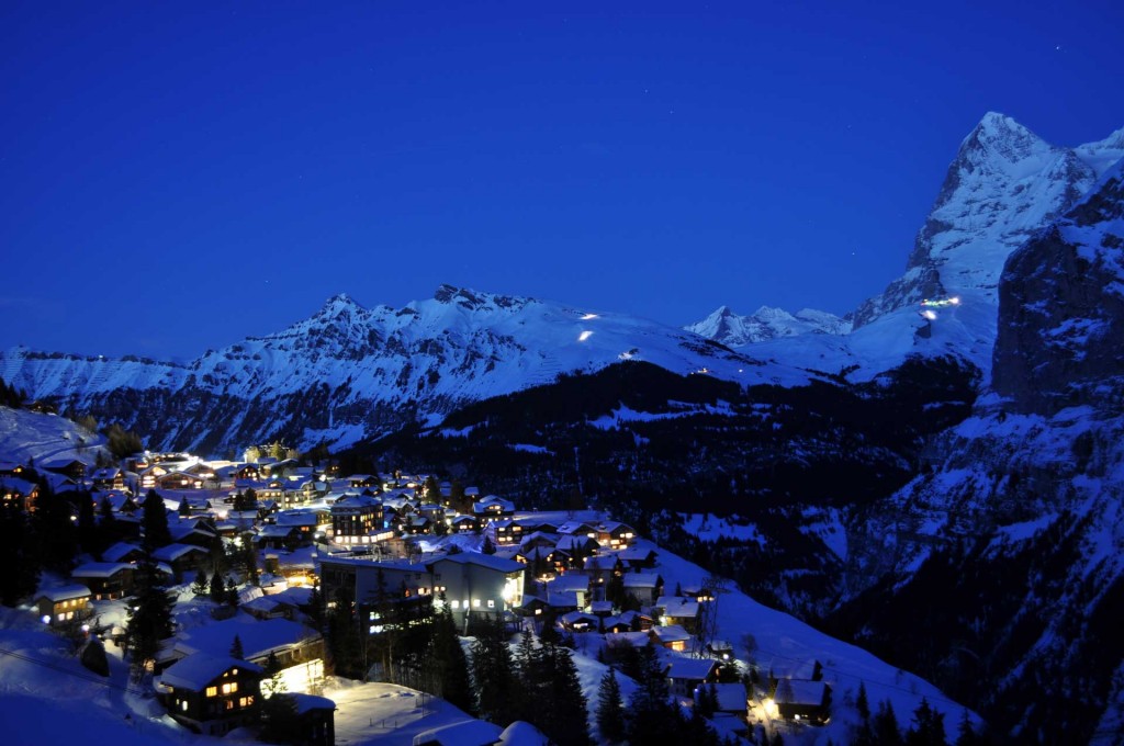 Utsikten från Mürren, som ligger vid ett nästan 1 000 meter högt stup, är fantastisk – dags som natt.