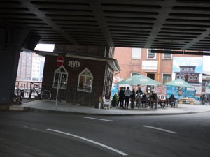 Oberhafenkantine är  en krog med lutning.