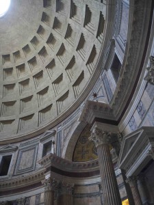 Det är svårt att tro att Pantheon i Rom är nära 2000 år gammalt när man promenerar omkring där inne.