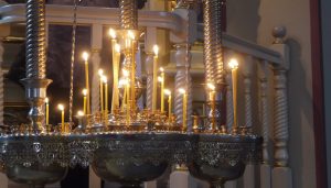 Vaxljusen brinner ständigt i den ryskortodoxa katedralen.