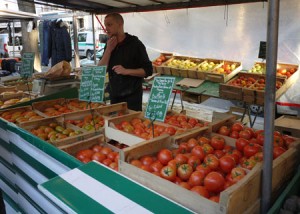 25 olika sorters tomater i ett stånd är en självklarhet på en parisisk matmarknad.