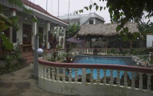 Phong Nha har en fin liten pool på baksidan och ljuvligt vackra risfält på framsidan.