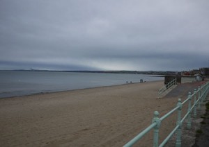 I oktober är stranden i Portobello öde, men på sommaren är det full rulle här.