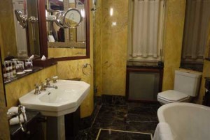 Läckraste art deco-badrummet finns på Rialto.