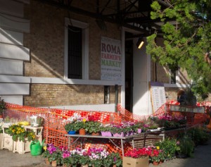 Bakom den här anspråkslösa ingången döljer sig Roma Farmers Market.