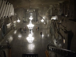 I det här underjordiska kapellet i saltgruvorna Krakow är allt gjort i salt, till och med takkronorna och golvplattorna.
