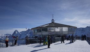 Snurrande restaurang med James Bond-utställning.