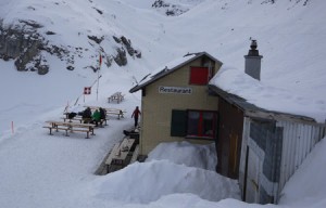 Schilthornhütte är ingen vacker byggnad, men omgivningarna är desto bättre.