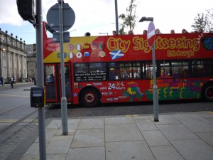 Att åka sightseeingbuss är ett bra sätt att lära sig Edinburgh.