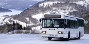 Skidbussen i Åre på väg uppför en backe.