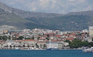 Split är en vacker stad med lång historia. Bakom palmerna på strandpromenaden finner man resterna av det gamla romerska palatset.