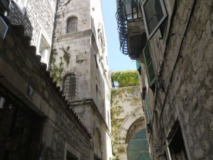 En typisk gata i gamla delen av Split.