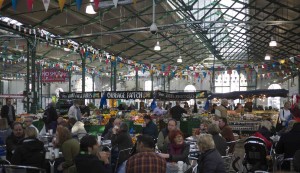 På den drygt 100-åriga marknaden går det både att få något i magen direkt och härliga ekologiska livsmedel att ta hem.