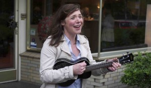 Stefanie Hempel spelar sjunger och spelar Beatleslåtar på Ukulele.