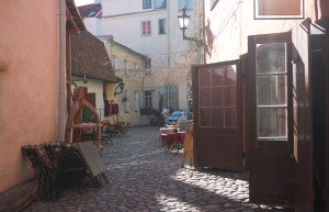 En av många kullerstensbelagda gränder i Gamla Stan.