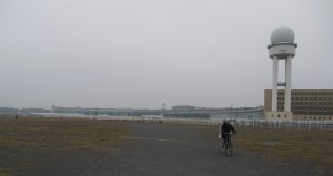 Det är inte ofta man kan cykla på ett flygfält, men på Tempelhof går det utmärkt.