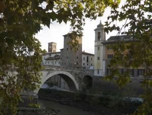 Den här urgamla stenbron går över Tibern och förbinder Trastevere med det historiska centrumet.