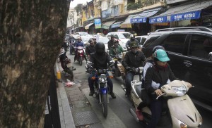 Glest trafikerad gata i Hanoi...