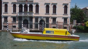 Allt i Venedig sker på vattnet. Här passerar ambulansen.